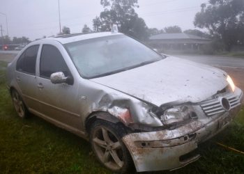 Chocó a un motociclista y abandonó el auto para huir