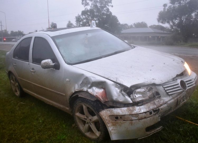 Chocó a un motociclista y abandonó el auto para huir