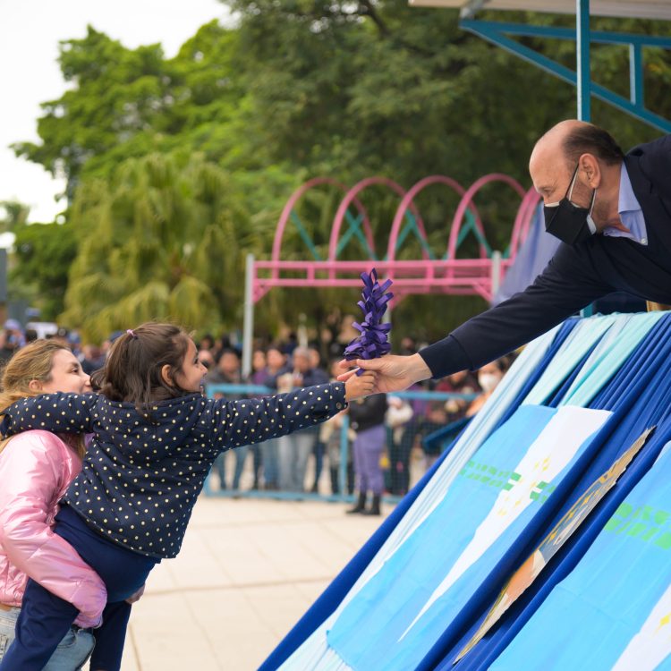 El gobernador presidió el tradicional desfile por la Provincialización de Formosa