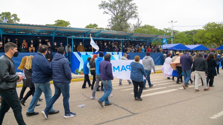 El gobernador presidió el tradicional desfile por la Provincialización de Formosa