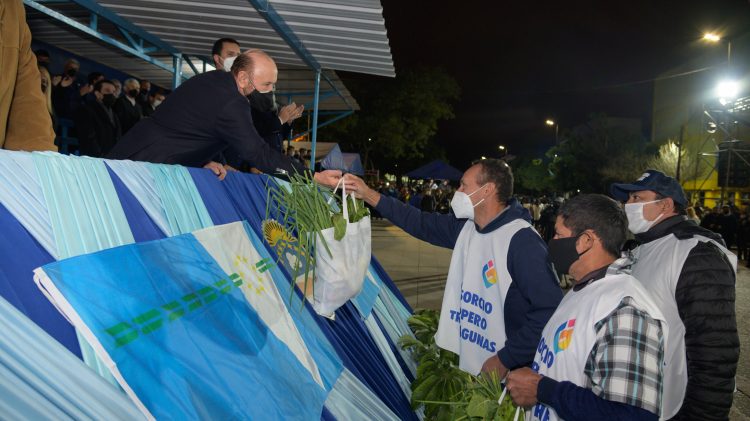 El gobernador presidió el tradicional desfile por la Provincialización de Formosa