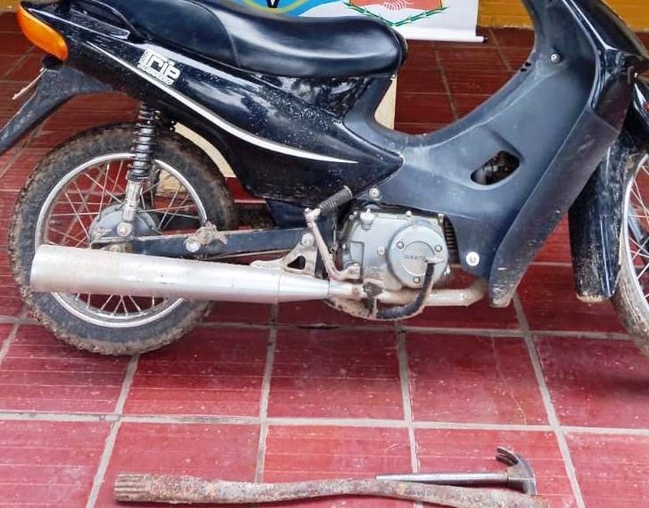 Jóvenes de 18 y 19 años, con barreta en mano, violentaron portón para robar