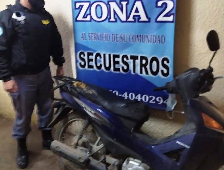 Paseaban en moto, los paró un control y quedaron detenidos ya que eran robadas