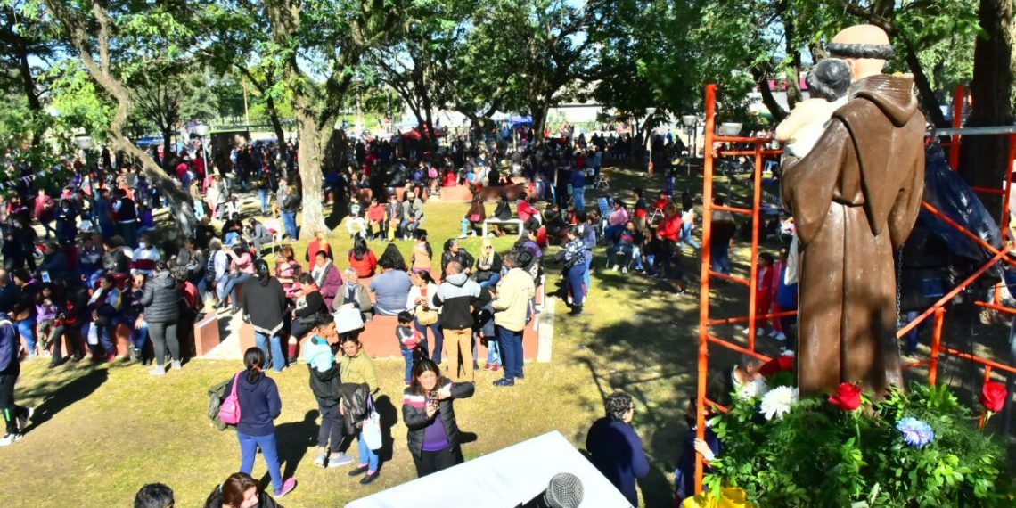 Postales de una multitudinaria fiesta por San Antonio en su día
