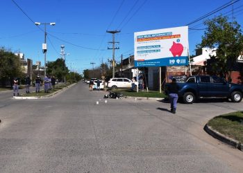 Una motociclista resultó con lesiones graves tras ser embestida por una camioneta