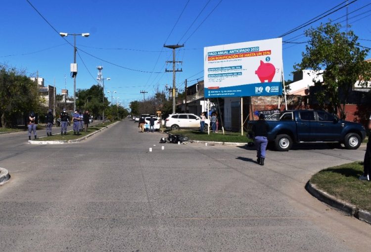 Una motociclista resultó con lesiones graves tras ser embestida por una camioneta