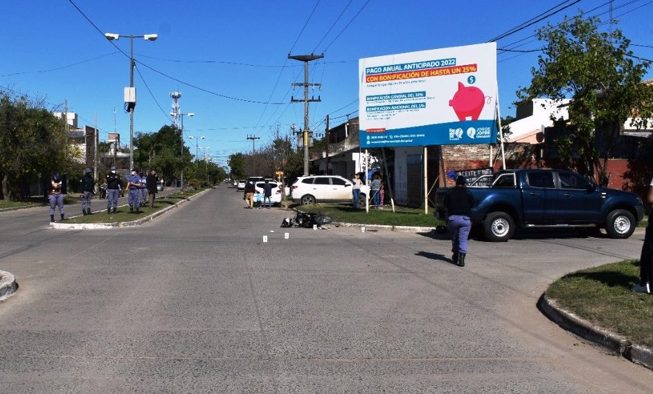 Una motociclista resultó con lesiones graves tras ser embestida por una camioneta