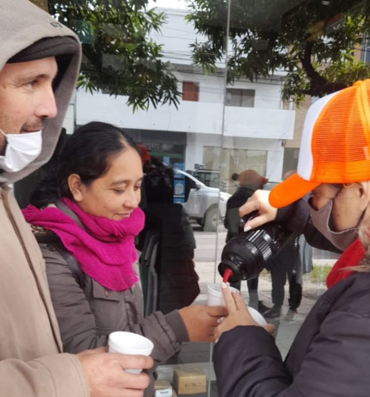 Ocampo llevó mate cocido y café caliente a personas haciendo fila en organismos