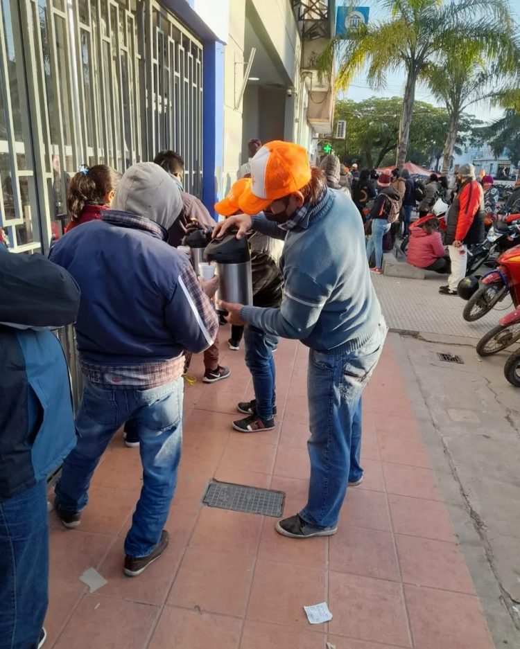 El concejal Marcelo Ocampo volvió a asistir a la gente en las filas del banco