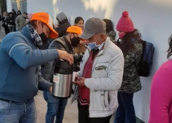 El concejal Marcelo Ocampo volvió a asistir a la gente en las filas del banco