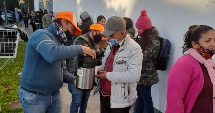 El concejal Marcelo Ocampo volvió a asistir a la gente en las filas del banco