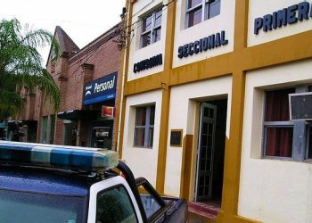 La Policía informó que hay dos uniformados heridos por incidentes frente a la Jefatura