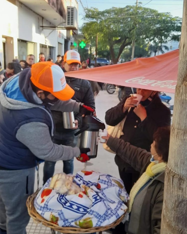 El concejal Marcelo Ocampo volvió a asistir a la gente en las filas del banco