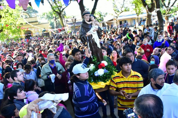 Postales de una multitudinaria fiesta por San Antonio en su día