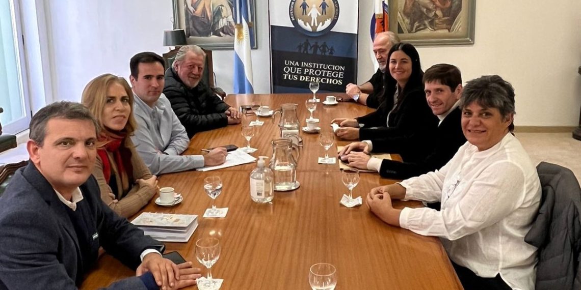 La falta de entrega de títulos planteada ante la Defensoría del Pueblo de la Nación