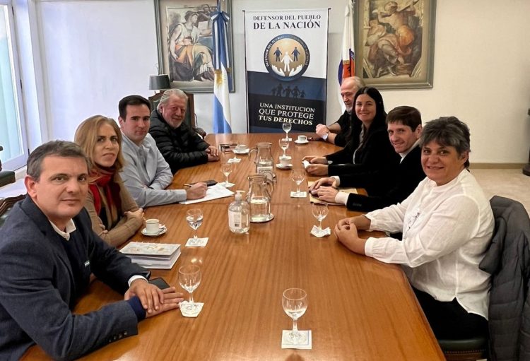 La falta de entrega de títulos planteada ante la Defensoría del Pueblo de la Nación