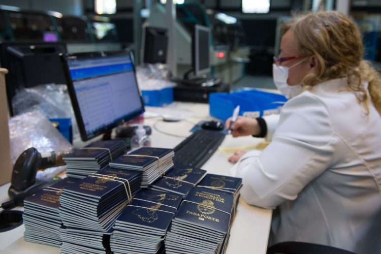 El Renaper normalizó la emisión y entrega de pasaportes pese al faltante de insumos