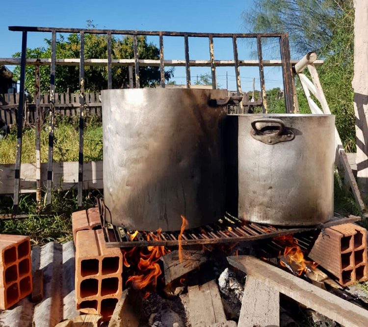 “Panza llena, corazón contento”, la idea solidaria que lleva meriendas a niños en los barrios