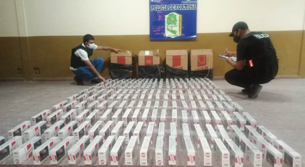 Contrabandistas huyeron de la Policía dejando atrás un auto con 400 mil pesos en cigarrillos