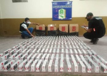 Contrabandistas huyeron de la Policía dejando atrás un auto con 400 mil pesos en cigarrillos