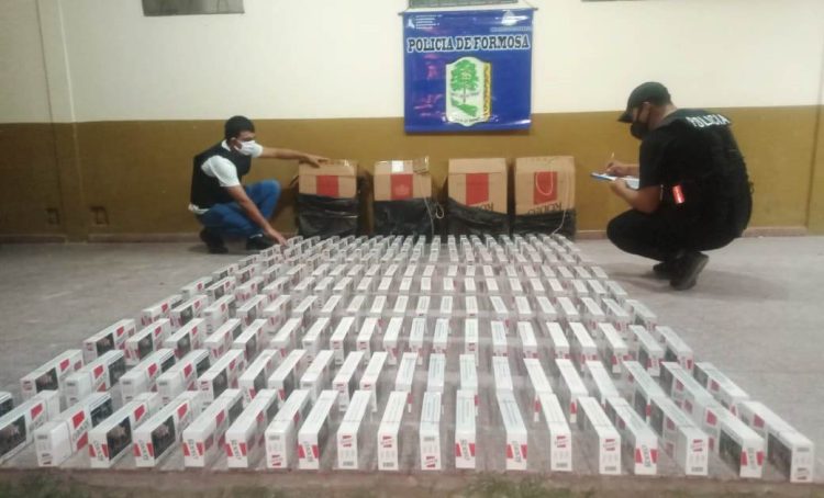 Contrabandistas huyeron de la Policía dejando atrás un auto con 400 mil pesos en cigarrillos