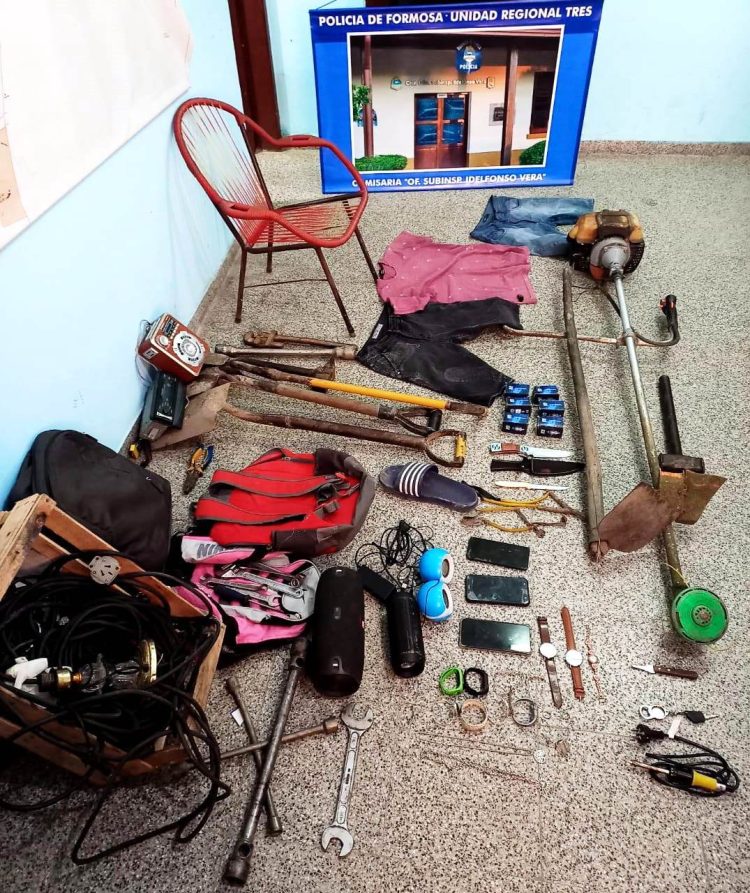 Una mujer de 21 años convenció a su novio de 17 que robe para ella