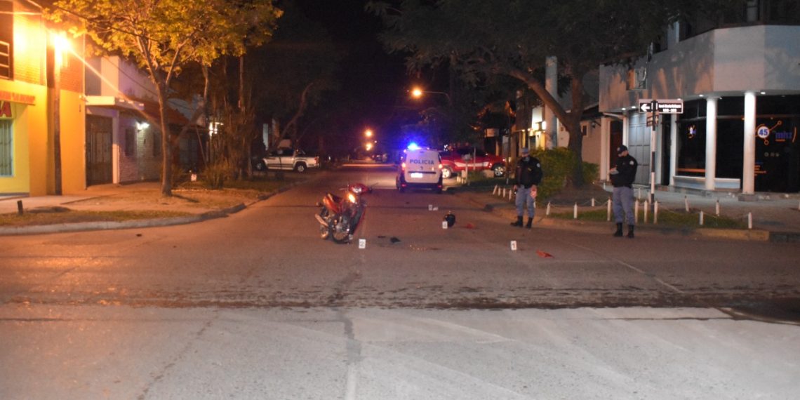 Lo embistió un auto que se dio a la fuga y ahora pelea por su vida en el hospital