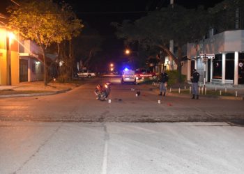 Lo embistió un auto que se dio a la fuga y ahora pelea por su vida en el hospital