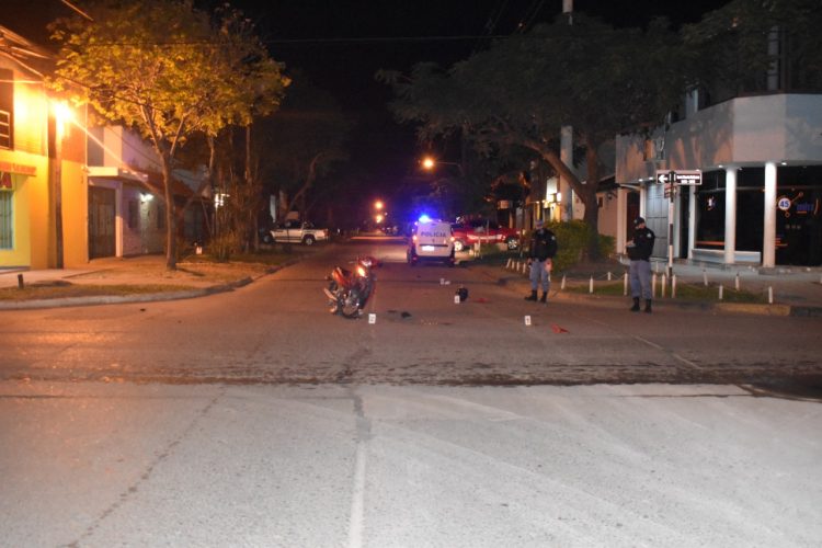 Lo embistió un auto que se dio a la fuga y ahora pelea por su vida en el hospital