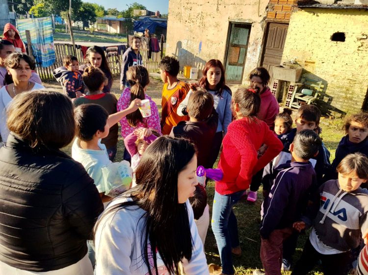 “Panza llena, corazón contento”, la idea solidaria que lleva meriendas a niños en los barrios