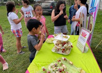Semana «de la dulzura saludable» con brochetes de frutas en el C5
