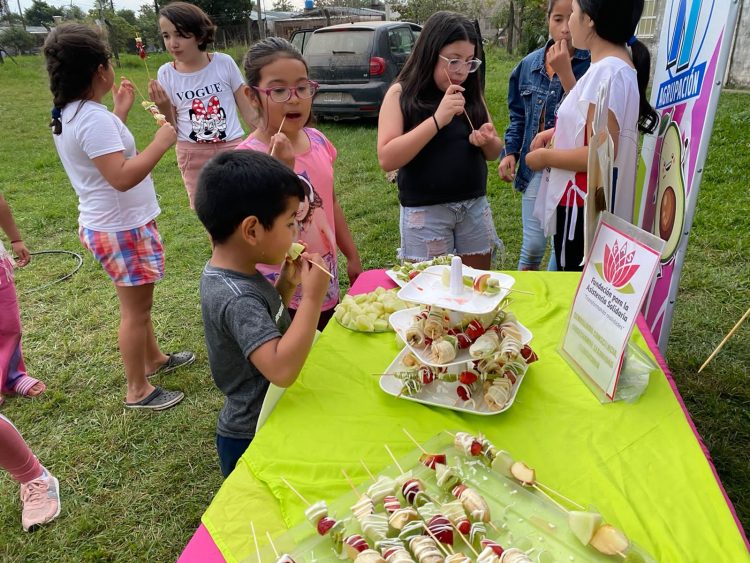 Semana «de la dulzura saludable» con brochetes de frutas en el C5