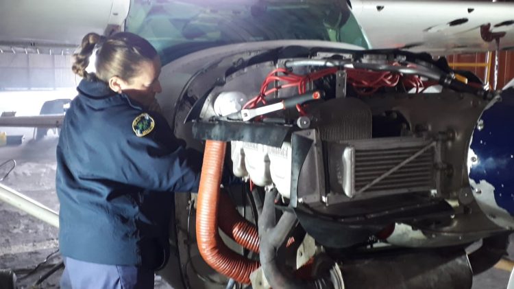 Una formoseña mecánica de aeronaves se destaca en la Fuerza Aérea