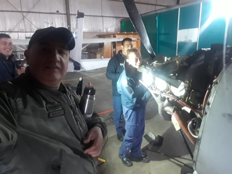 Una formoseña mecánica de aeronaves se destaca en la Fuerza Aérea