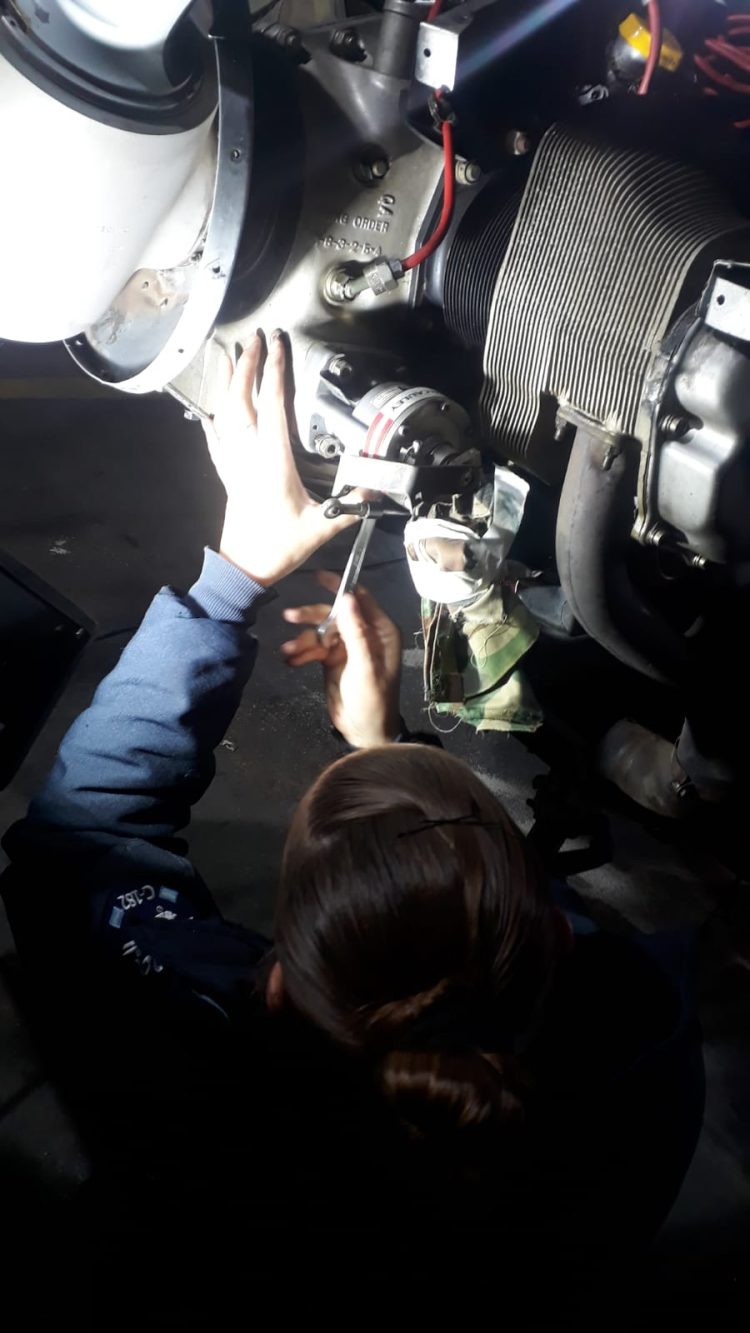 Una formoseña mecánica de aeronaves se destaca en la Fuerza Aérea