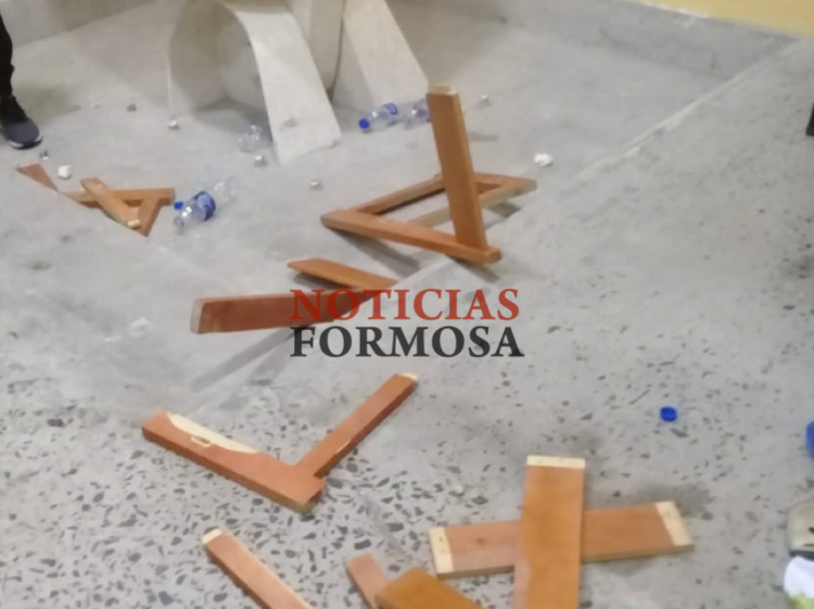 Inadaptados del futsal se trenzaron en una gresca y rompieron mobiliario del Cincuentenario