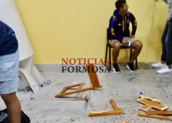 Inadaptados del futsal se trenzaron en una gresca y rompieron mobiliario del Cincuentenario