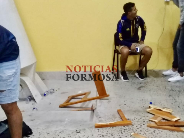 Inadaptados del futsal se trenzaron en una gresca y rompieron mobiliario del Cincuentenario