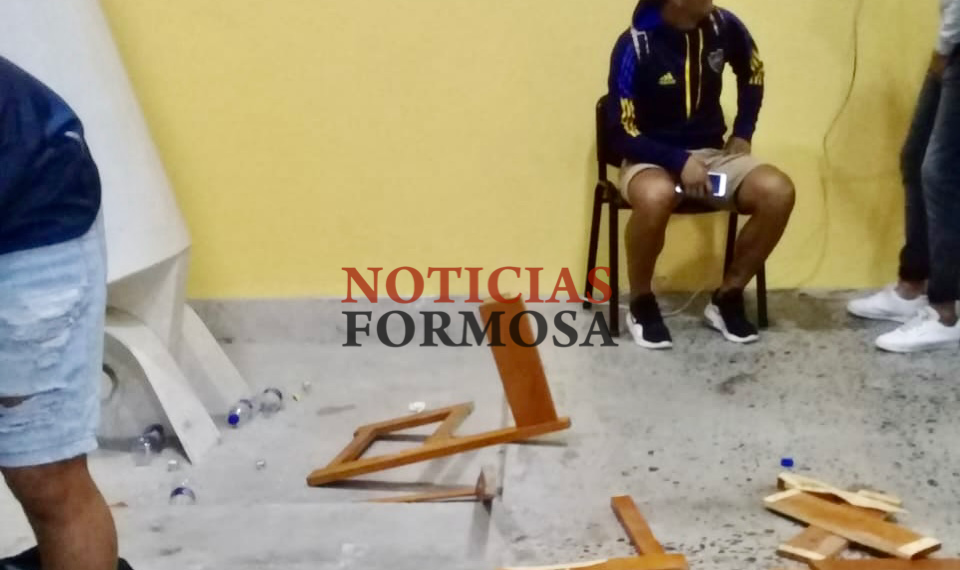 Inadaptados del futsal se trenzaron en una gresca y rompieron mobiliario del Cincuentenario