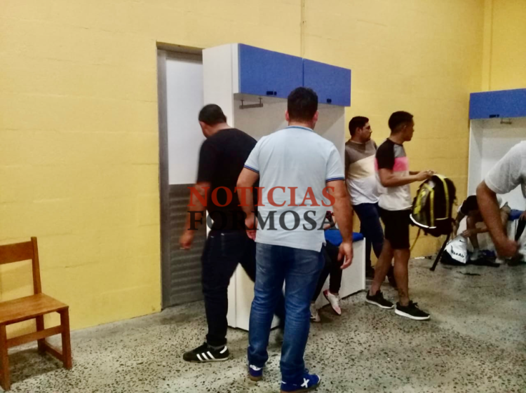 Inadaptados del futsal se trenzaron en una gresca y rompieron mobiliario del Cincuentenario