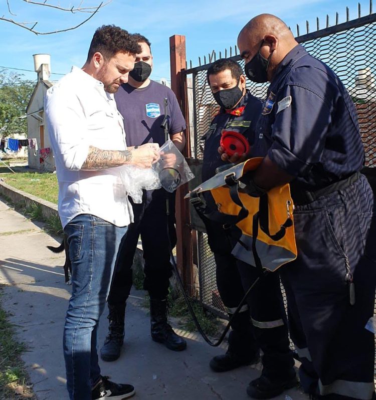 El concejal Marcelo Ocampo entregó mochilas forestales al Cuerpo de Bomberos