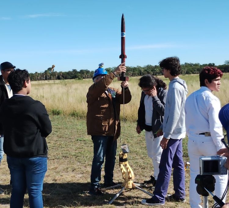 Estudiantes secundarios probaron cohetes experimentales