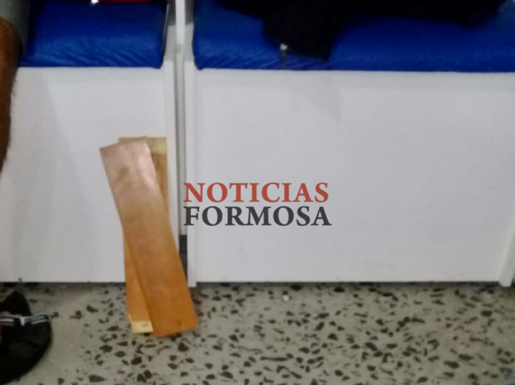 Inadaptados del futsal se trenzaron en una gresca y rompieron mobiliario del Cincuentenario