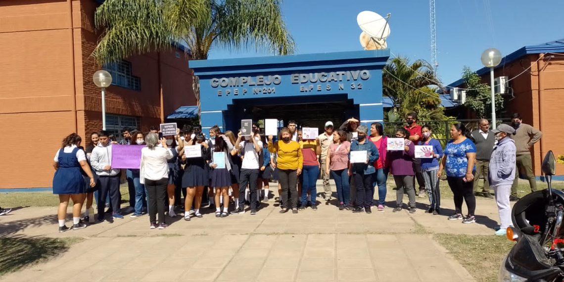 Denuncian maltrato de la directora de la secundaria de Mansilla