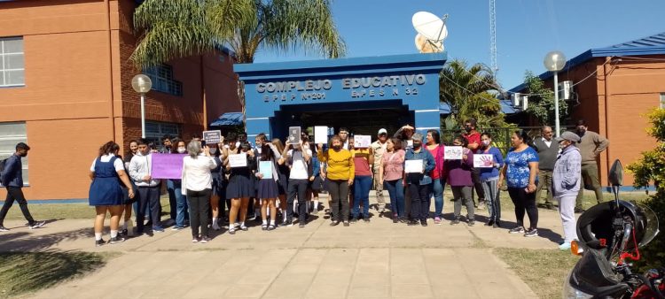 Denuncian maltrato de la directora de la secundaria de Mansilla