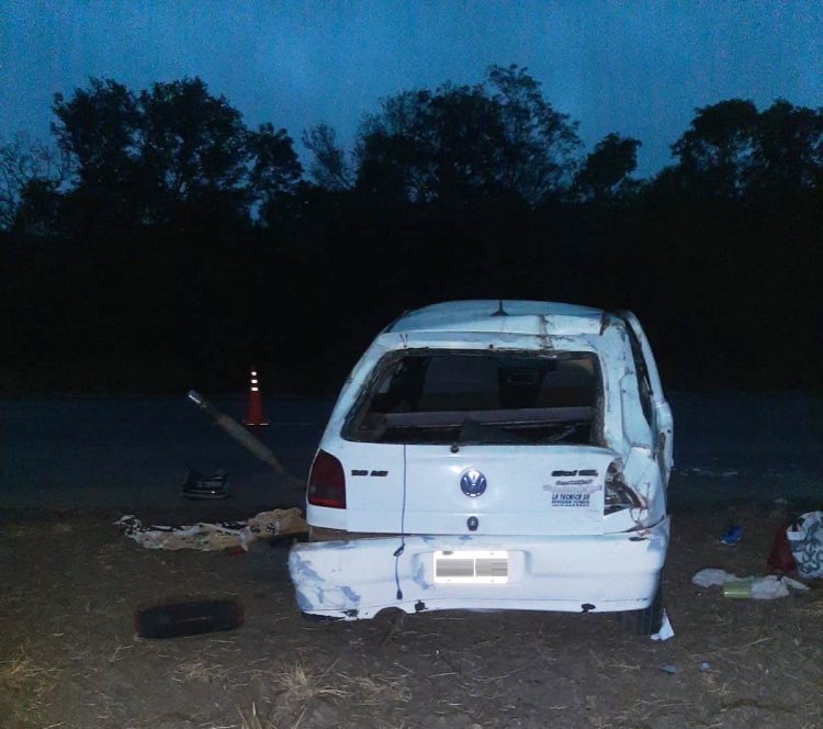 Falleció una mujer de 60 años por el despiste y vuelco de un auto sobre la RN 11