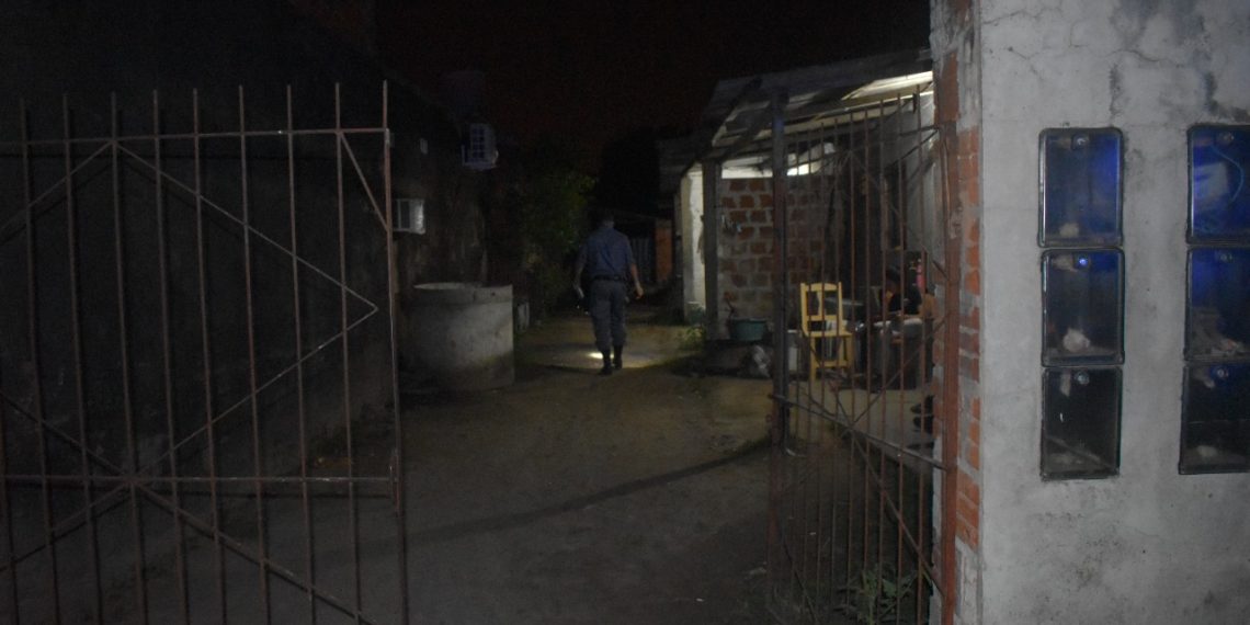 Hirió con un cuchillo a su mujer, ella tomó otro filo y se lo clavó