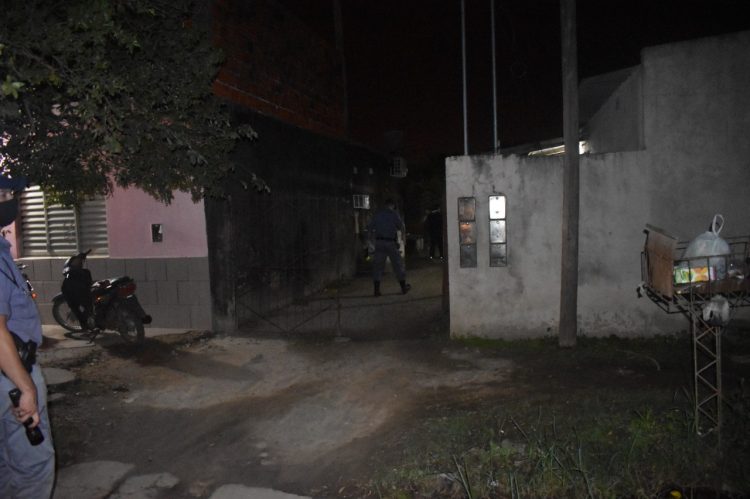 Hirió con un cuchillo a su mujer, ella tomó otro filo y se lo clavó