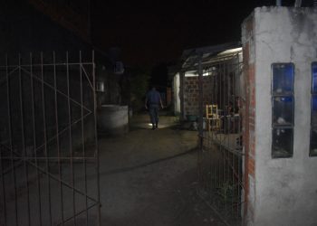 Hirió con un cuchillo a su mujer, ella tomó otro filo y se lo clavó