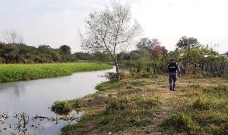 Tres menores se metieron a un riacho y los arrastró la corriente, uno murió ahogado